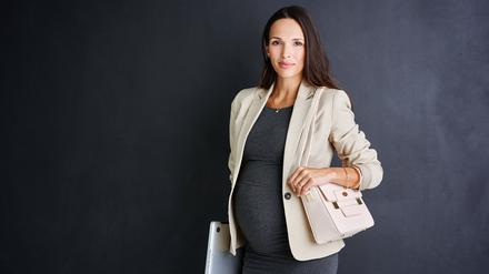 Eine erfolgreiche Geschäftsfrau, die schwanger ist. (Symbolbild)