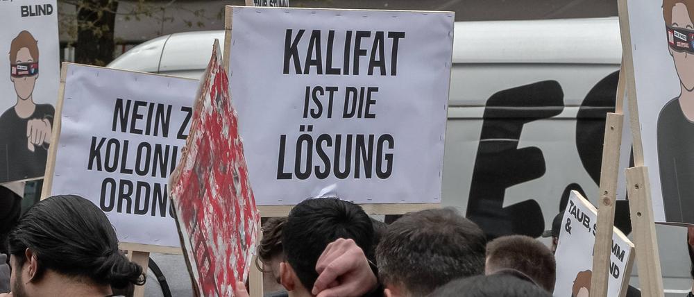 Kalifat statt Kolonialismus. Plakate auf der Demonstration in Hamburg.