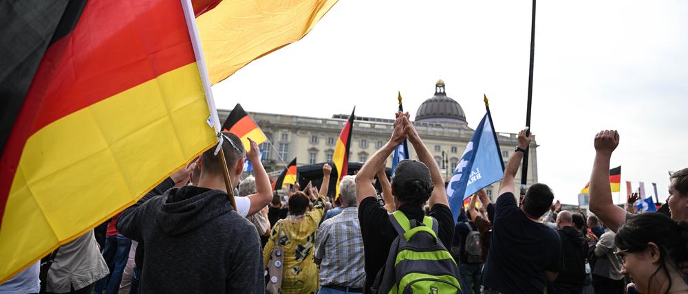 AFD-Anhänger demonstrieren am 3. Oktober 2023 in Berlin.