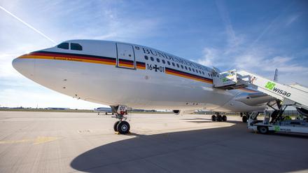 Der deutsche Regierungsflieger ·Konrad Adenauer· - ein Airbus A340 - steht auf dem militärischen Teil des Flughafens Berlin-Schönefeld.