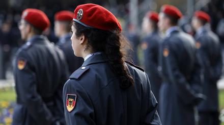 Rekruten und Rekrutinnen bei einem feierlichen Gelöbnis – die Frage, wie die Bundeswehr mehr neues Personal bekommt, treibt den Verteidigungsminister seit vielen Monaten um.