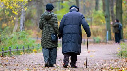 Ein älterer Mann mit einem Gehstock und seine Begleitung spazieren: Die rund 21 Millionen Rentnerinnen und Rentner in Deutschland können ab Juli 2024 mit einer Erhöhung ihrer Rente um 3,5 Prozent rechnen. (Archivfoto)