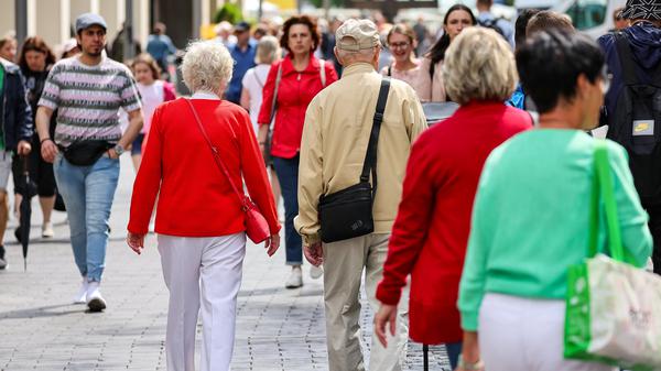 Senioren gehen zum Einkaufen durch die Leipziger Innenstadt.
