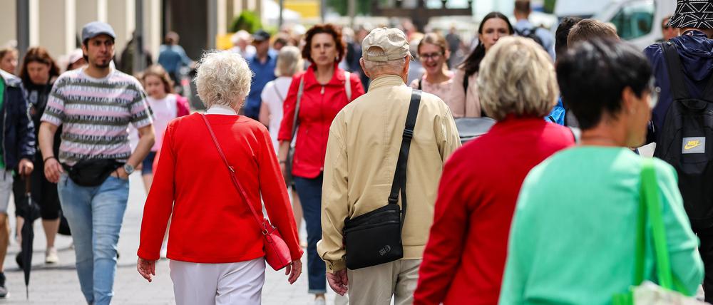 Senioren gehen zum Einkaufen durch die Leipziger Innenstadt.