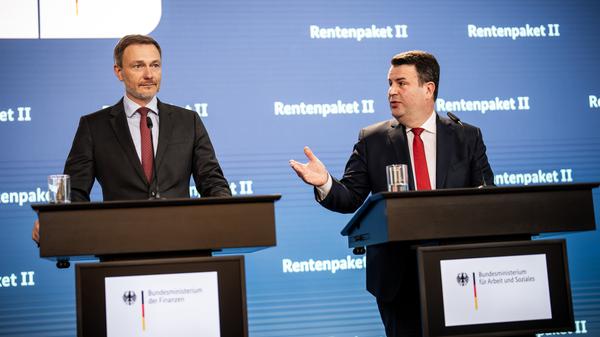 Hubertus Heil (r, SPD), Bundesminister für Arbeit und Soziales, spricht neben Christian Lindner (FDP)