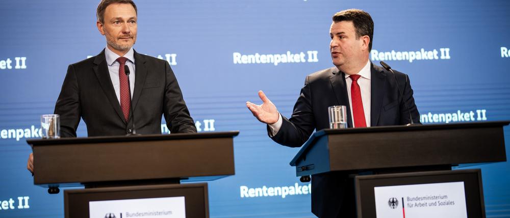 Hubertus Heil (r, SPD), Bundesminister für Arbeit und Soziales, spricht neben Christian Lindner (FDP), Bundesminister der Finanzen, bei einem Pressestatement zum geplanten Rentenpaket II. 