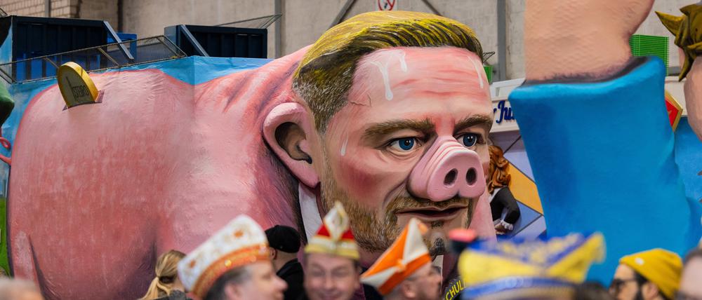 Ein Motivwagen, der Bundesfinanzminister Christian Lindner als Sparschwein mit der Schuldenbremse zeigt.