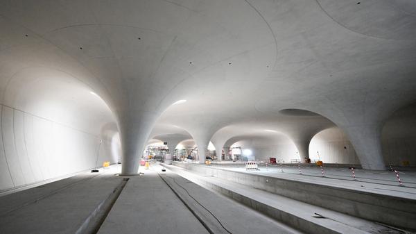 Auf der Baustelle des milliardenschweren Bahnprojekts Stuttgart 21 ist der Rohbau des Tiefbahnhofs mit seinen markanten Lichtaugen weitgehend fertiggestellt. 