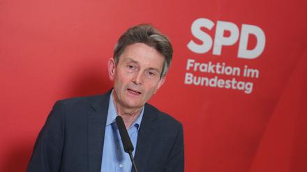 Rolf Mützenich (SPD), Fraktionsvorsitzender im Deutschen Bundestag, gibt ein Statement auf der Fraktionsebene des Reichstages ab. 