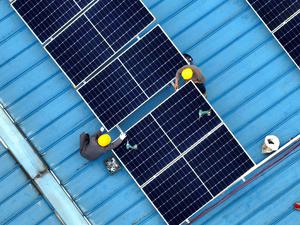 Retten Strafzölle auf Solarmodule aus China die EU-Wirtschaft? Experten warnen, dass das nicht reicht, um das grundlegende Problem zu lösen.