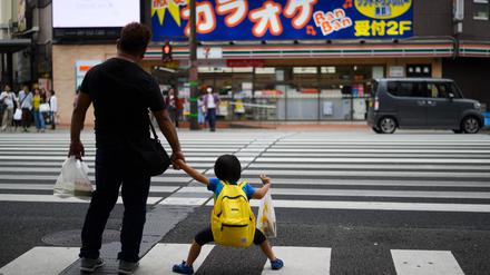 Vater und Kind gemeinsam unterwegs. Wenn es nach Japans Regierung geht, sollte man das öfter sehen.