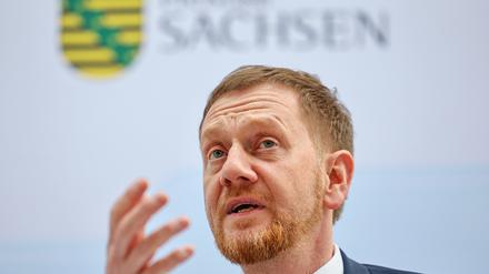 Michael Kretschmer (CDU), Ministerpräsident von Sachsen, spricht nach der auswärtigen Kabinettssitzung in einer Pressekonferenz in der Alten Filzfabrik.