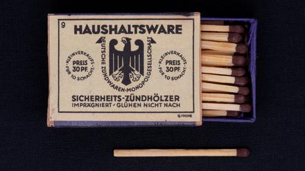 Alte Schachteln: Sicherheitsstreichhölzer der „Deutsche Zündwaren-Monopolgesellschaft“, Steuernummer 9. Dieses Etikett wurde zwischen 1930 und 1945 verwendet. Der Adler wurde von Karl-Tobias Schwab gestaltet und wird heute im Wappen der Bundesrepublik verwendet.