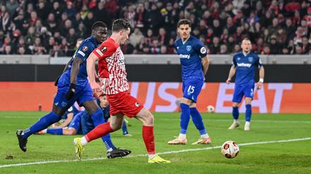 Freiburgs Michael Gregoritsch (in rot) mit dem Torschuss zum 1:0.