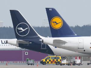 ARCHIV - 12.03.2024, Hessen, Frankfurt/Main: Passagiermaschinen der Lufthansa stehen auf dem Rollfeld auf dem Flughafen Frankfurt. (zu dpa: «Tarifschlichtung für Lufthansa-Bodenpersonal beginnt») Foto: Boris Roessler/dpa +++ dpa-Bildfunk +++