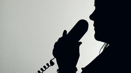 ARCHIV - ILLUSTRATION - Eine Frau hält am 06.01.2013 in Berlin einen Telefonhörer.(Symbolbild)