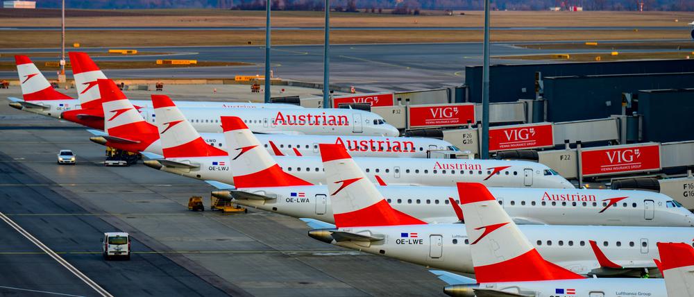 Passagiermaschinen der Fluggesellschaft Austrian Airlines stehen auf dem Flughafengelände Schwechat.