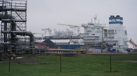 Das schwimmende LNG-Terminal liegt am Anleger im Industriehafen Brunsbüttel.