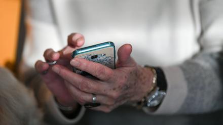 Auch ältere Menschen in Deutschland nutzen für die Erledigung ihrer Finanzgeschäfte immer häufiger ein Smartphone, Tablet-Computer oder PC.