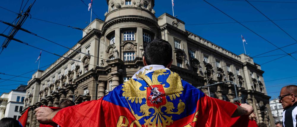 Nationalismus und Traum vom starken Mann – das Schicksal Südosteuropas? Hier ein Demonstrant mit serbischer Flagge in Belgrad.
