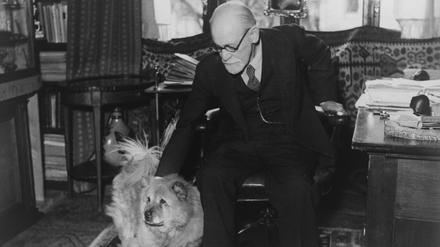 Sitz, schon meiner Patienten müssen liegen! Sigmund Freud und sein Hund 1937.