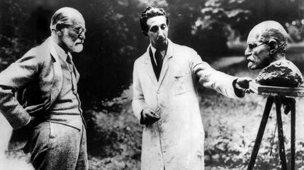 Person und Abbild: Sigmund Freud 1931 vor einer Büste seiner selbst mit dem kroatischen Künstler Oscar Nemen. 