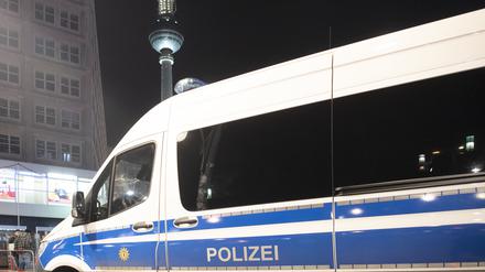 Ein Polizeiwagen steht an einer Absperrung am Alexanderplatz.