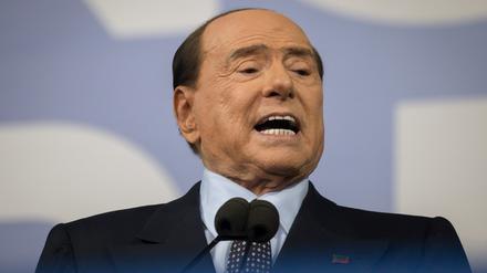 Silvio Berlusconi spricht auf einer Kundgebung.
