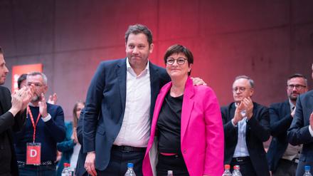 Saskia Esken und Lars Klingbeil beim SPD-Parteitag.