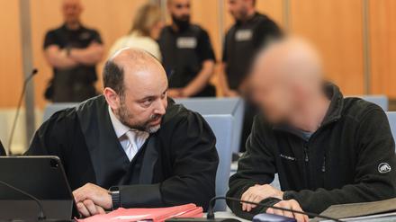 Der Angeklagte (r) sitzt im Gerichtssaal neben seinem Anwalt. Ein deutscher Berufssoldat muss sich als mutmaßlicher Spion Russlands vor dem Düsseldorfer Oberlandesgericht verantworten. 