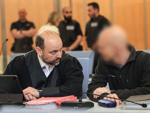 Der Angeklagte (r) sitzt im Gerichtssaal neben seinem Anwalt. Ein deutscher Berufssoldat muss sich als mutmaßlicher Spion Russlands vor dem Düsseldorfer Oberlandesgericht verantworten. 