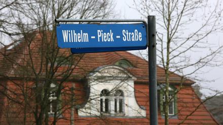 In der Gemeinde Stahnsdorf im Ortsteil Sputendorf gibt es wie in anderen Städten Brandenburgs noch eine Wilhelm-Pieck-Straße.