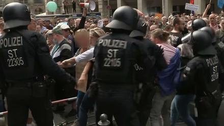 Staatsanwältin J. und ihr Sohn durchbrechen eine Polizeisperre am 29. August 2020 bei einer Querdenken-Großdemonstration.