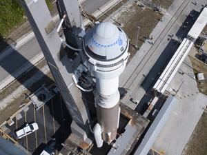 Das auf einer Atlas-V-Rakete der United Launch Alliance montierte CST-100 Starliner-Raumschiff von Boeing.
