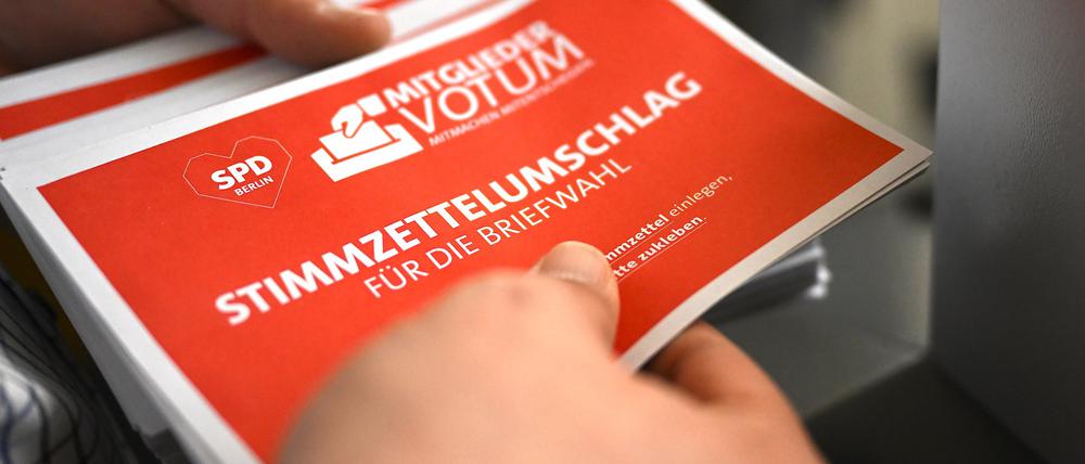 04.04.2023, Berlin: Mitarbeiter bereiten die Unterlagen für das Mitgliedervotum der SPD Berlin zum Koalitionsvertrag vor. Die Berliner SPD-Mitglieder werden aufgerufen, bis zum 21.4.2023 über eine gemeinsame Regierung mit der CDU abzustimmen. Foto: Britta Pedersen/dpa +++ dpa-Bildfunk +++