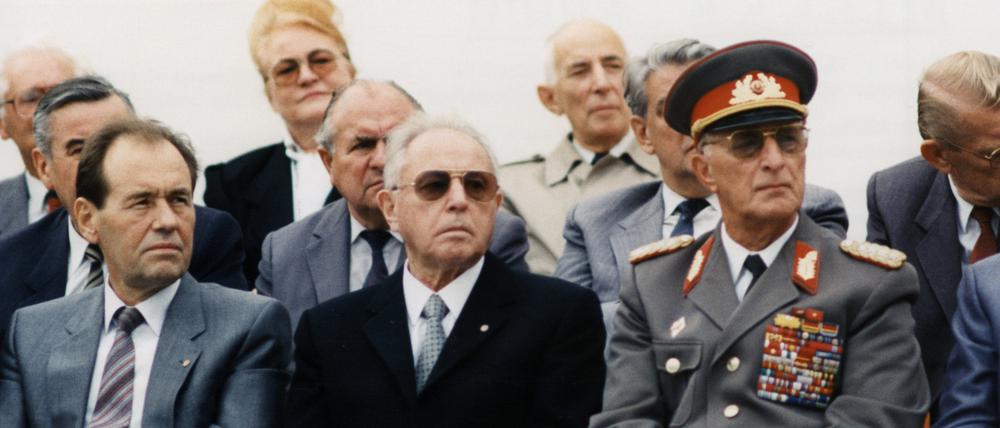 Politbüromitglied Joachim Herrmann, Stasi-Chef Erich Mielke und Verteidigungsminister Armeegeneral Heinz Keßler (vorne v.l.) vor einer Großkundgebung auf dem Bebelplatz an der Straße Unter den Linden 1989.