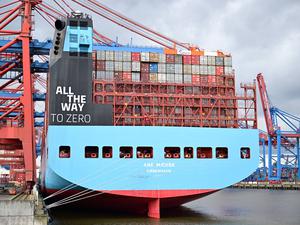 Ein Containerfrachter in Hamburg.