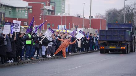 Beschäftigte der Ambulanz streiken vor einem Krankenhaus in England.