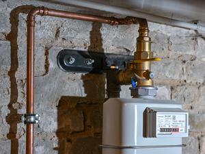 Ein Gaszähler in einem Keller eines Einfamilienhauses. Deutschland gehört weltweit zu den Ländern, die am meisten Gas zum Heizen nutzen. 