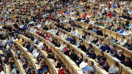 Ein mit Studenten gefüllter Hörsaal an der Karlsruher Universität (TH) Fridericiana während eines Kolloquiums.