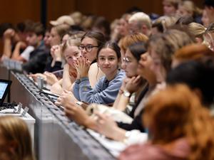 Studierende sitzen in einem großen Hörsaal der Uni Köln. 