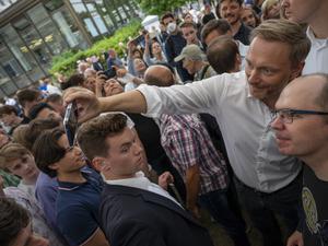 Christian Lindner (FDP), Bundesminister der Finanzen, macht im August 2022 mit einem Bürger ein Selfie.