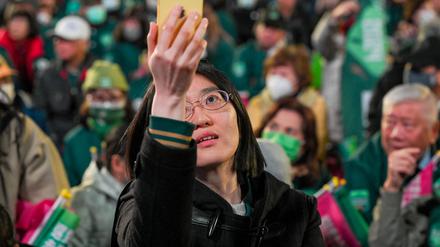 Eine Unterstützerin der Regierungspartei DPP in Taiwan. Im Vorlauf der Wahlen haben Desinformationskampagnen stark zugenommen.