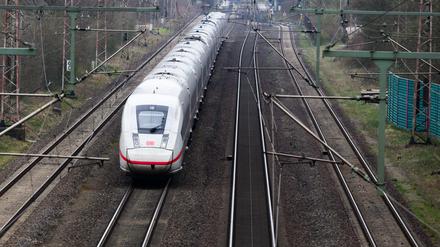 Im Tarifstreit bei der Deutschen Bahn haben beide Seiten wieder die Verhandlungen aufgenommen.