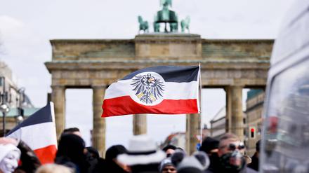 Teilnehmer einer Demonstration von Rechtsextremisten und Reichsbürgern vor dem Brandenburger Tor 