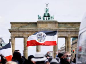 Teilnehmer einer Demonstration von Rechtsextremisten und Reichsbürgern vor dem Brandenburger Tor 
