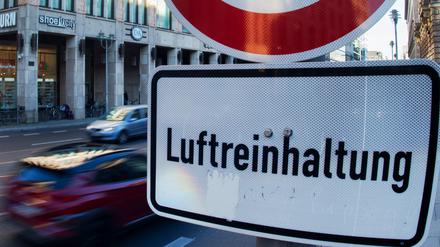 Ein Verkehrsschild zur Geschwindigkeitsbegrenzung auf Tempo 30 mit dem Zusatz «Luftreinhaltung» steht an der Potsdamer Straße in Berlin. Das EU-Parlament hat grünes Licht für schärfere Grenzwerte gegen Luftverschmutzung gegeben. 