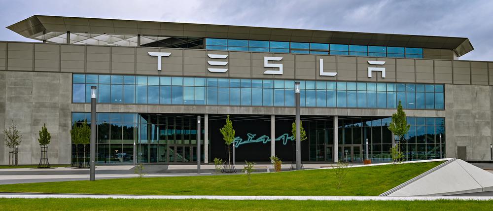 Dunkle Wolken ziehen über das Werk der Tesla-Autofabrik.