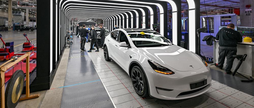 Mitarbeiter der Tesla Gigafactory Berlin Brandenburg arbeiten an der Endkontrolle der fertigen Elektrofahrzeuge vom Typ Model Y.  