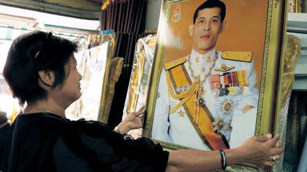 Beleidigungen von König Maha Vajiralongkorn und seiner Familie werden mit langjährigen Haftstrafen geahndet.